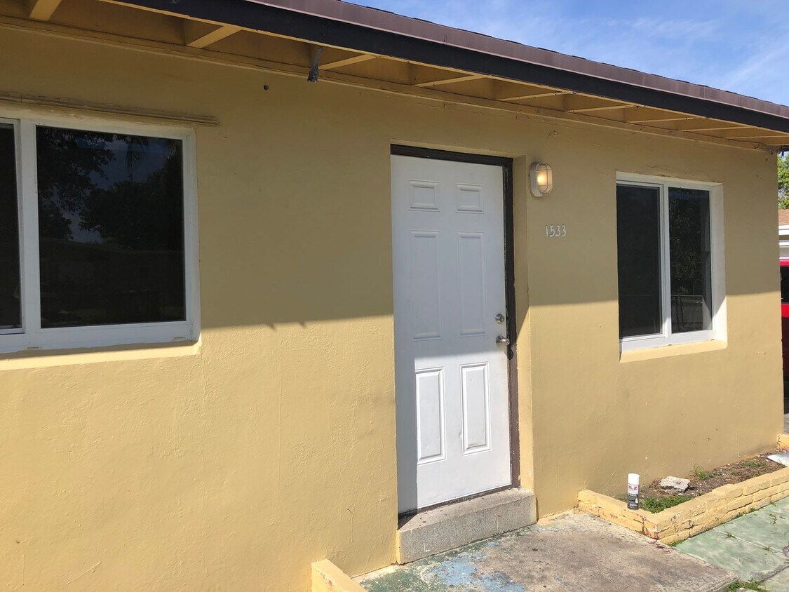Primary Photo - Large 3-2 with impact windows and central air