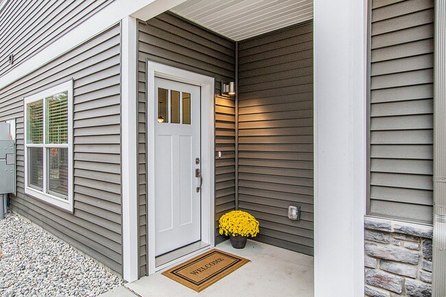 Casas adosadas Summit_3 habitaciones_Puerta principal exterior - The Summit at Harvey Townhomes