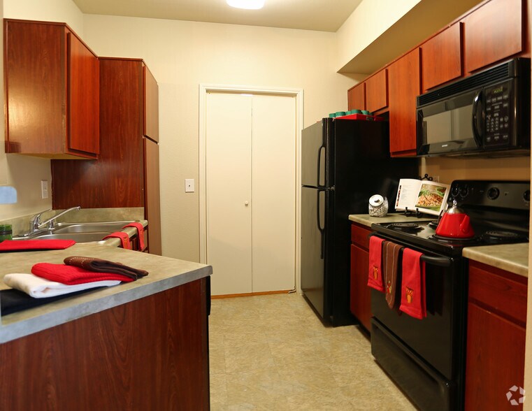 The Avenue Rentals Nederland, TX