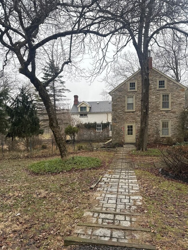 Building Photo - Charming Stacked stone Farm house 3 bedrooms 1 1/2 bathrooms