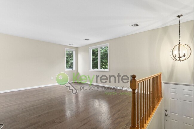 Foto del edificio - Spacious 2BR/2BA Duplex in Gated Community with Parking, Washer/Dryer & NYC Skyline Views