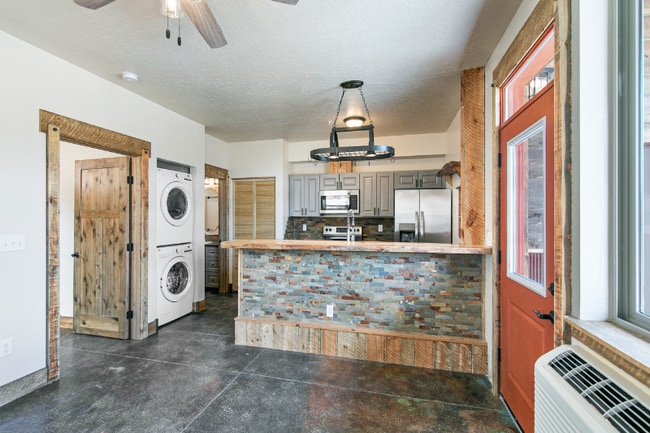 Foto del edificio - 6186 Lay About Ln