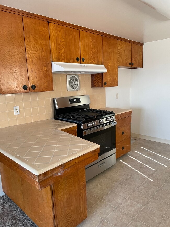 New Gas Range - 18301 Purche Ave