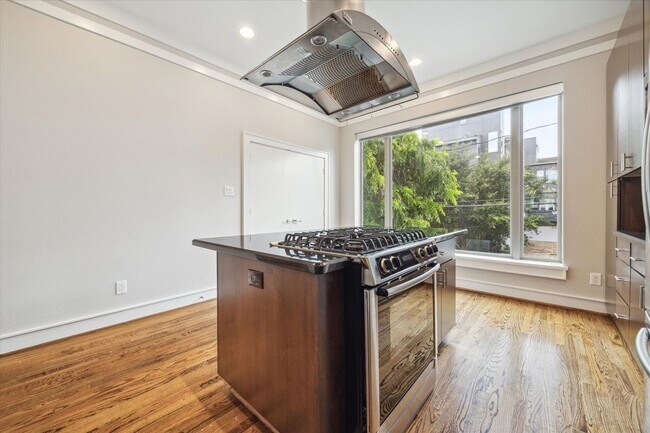 Foto del edificio - 6126 Clyde St