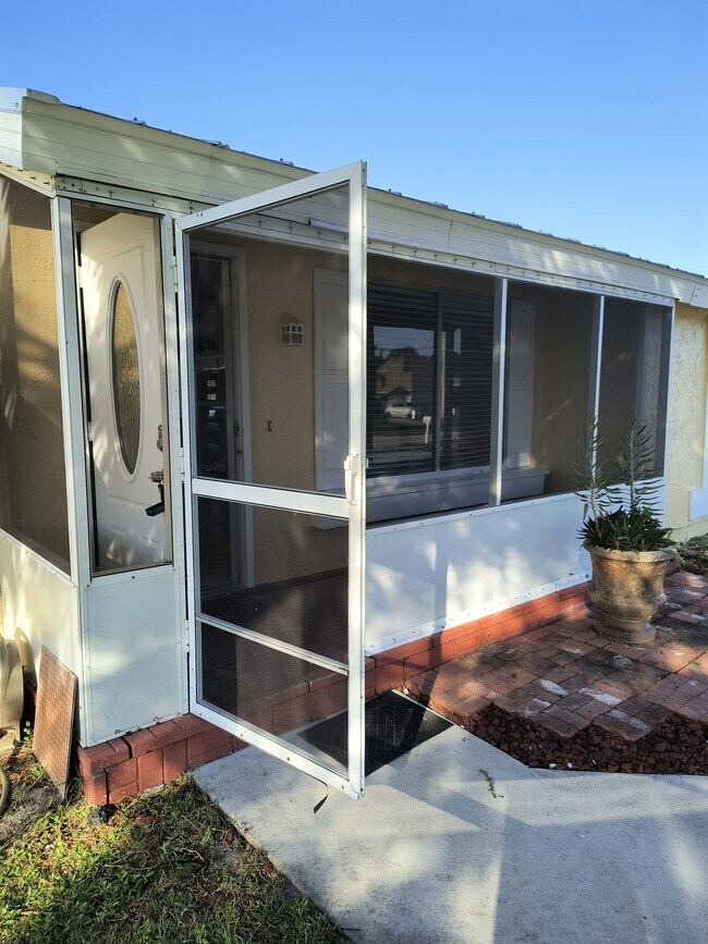 PUERTA PRINCIPAL EN EL PORCHE - 399 SE Oakridge Dr