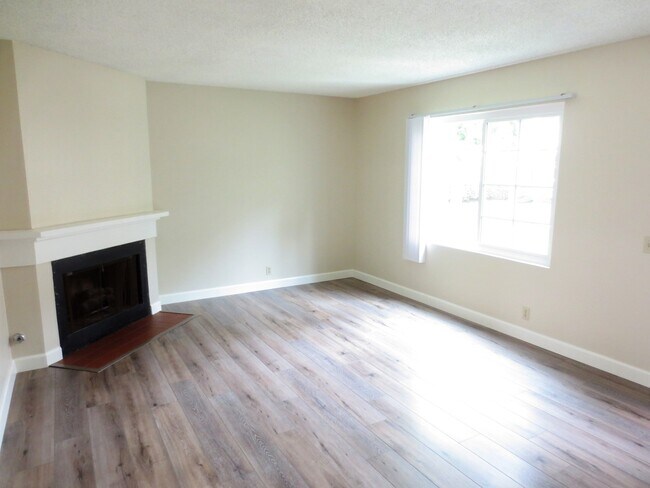 Building Photo - Spacious Two Story Townhome in Woodbridge
