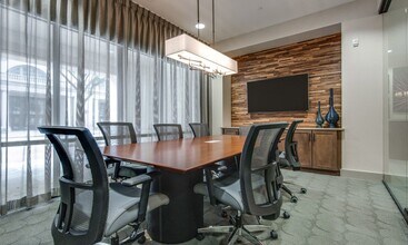 Building Photo - 500 Crawford St