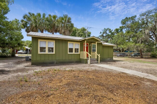 Foto del edificio - 2113 Silver Lake Dr