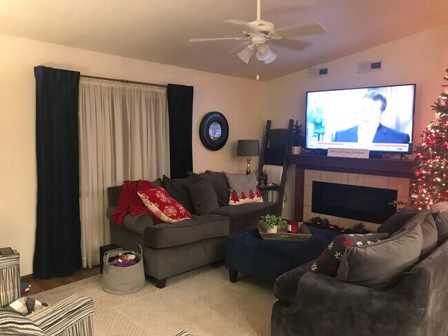 Building Photo - 1104 W 10th St