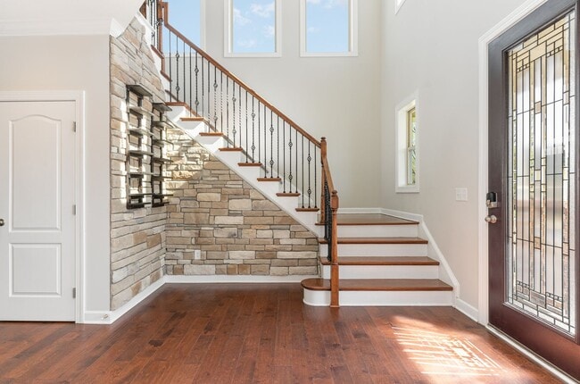 Foto del edificio - Gorgeous 5 Bedroom Home with First Floor I...
