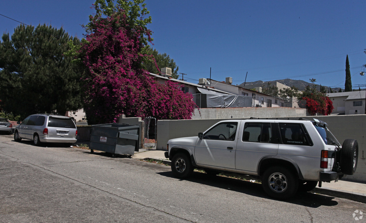 Building Photo - 10140 Hillhaven Ave
