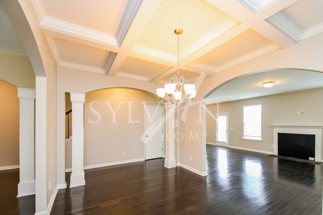 Building Photo - Prepare to fall in love with this 5 bedroo...
