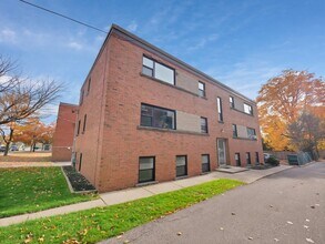Building Photo - 1218 Fennell Ave E