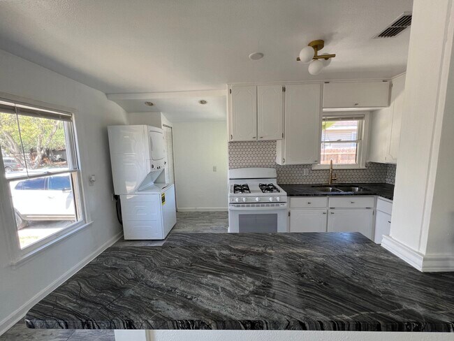 Building Photo - 4234 Estate Dr