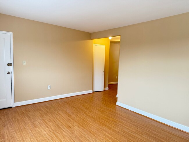 Building Photo - 8805 Plymouth St