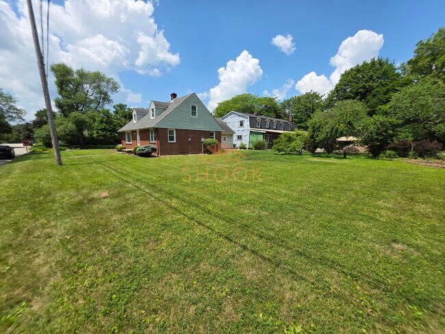 Foto del edificio - GORGEOUS ALL BRICK HOME CLOSE TO CAMPUS