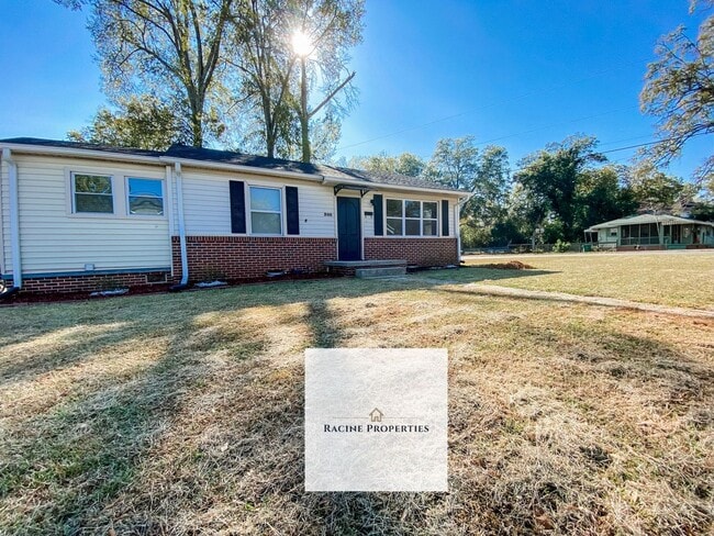 Building Photo - Cozy Two Bedroom Located Near Downtown Cli...