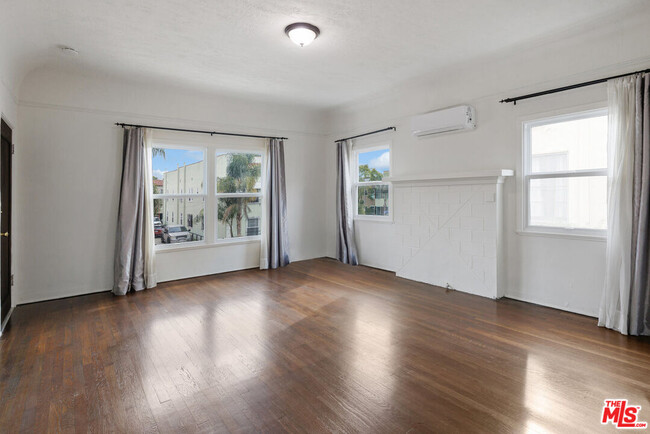 Building Photo - 409 N Curson Ave
