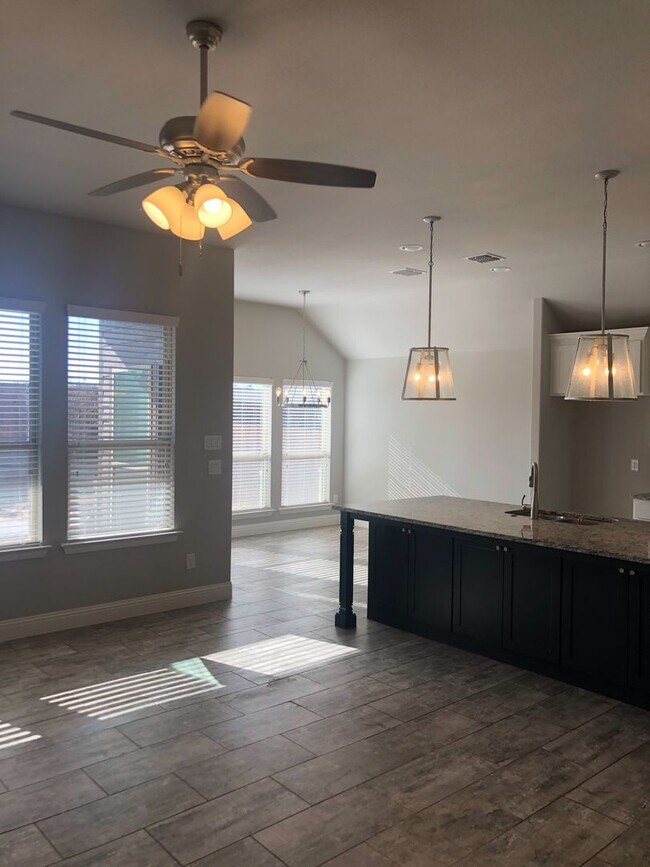 Building Photo - 4 Bdrm/2Bath in the Heart of Weatherford!