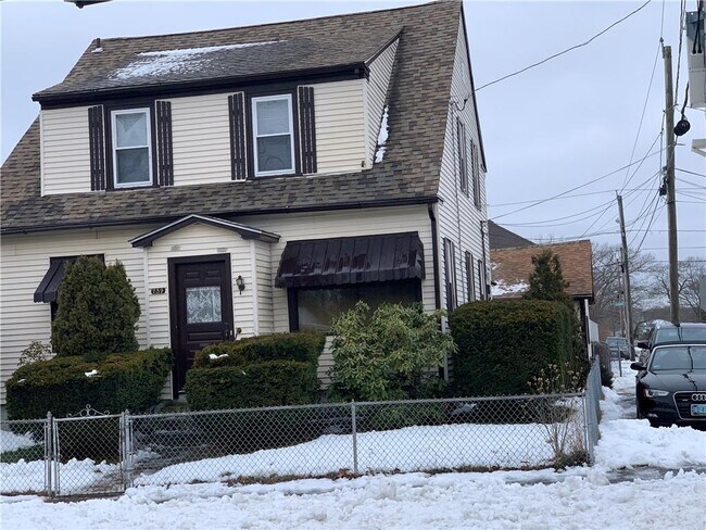 Building Photo - 759 Oakland Beach Ave