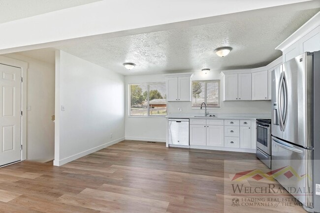 Building Photo - 4 Bedroom 2 Bath Duplex Home in Washington Terrace