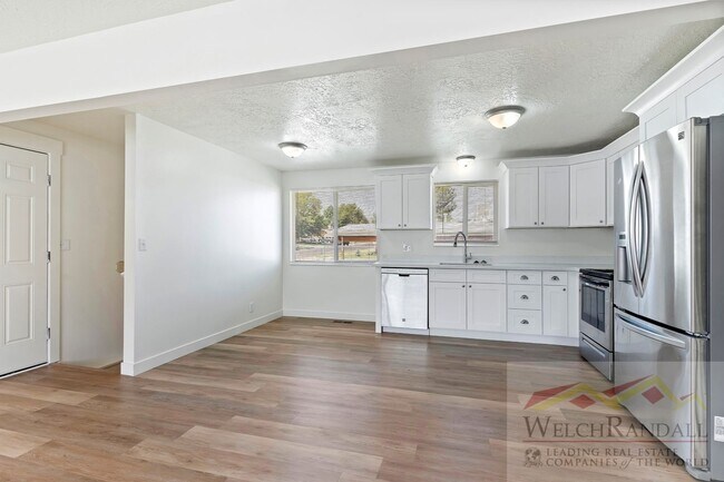 Foto del edificio - 4 Bedroom 2 Bath Duplex Home in Washington Terrace