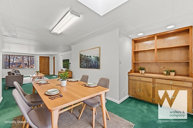 Foto del edificio - Freshly Painted 3-Bed Brick Home with Oversized Heated 2-Car Garage & Bonus Spaces