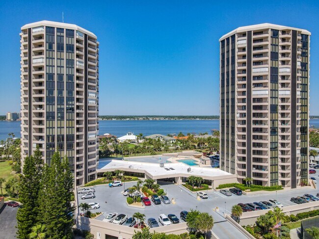 Foto del edificio - Stunning Penthouse Rental with Intracoasta...