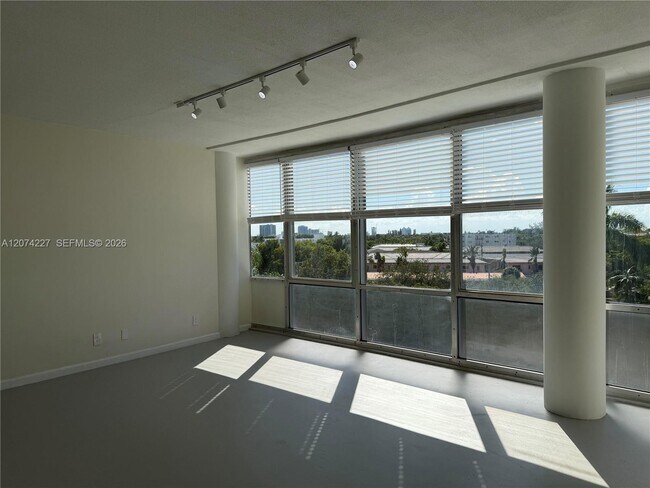 Foto del edificio - 900 Bay Dr