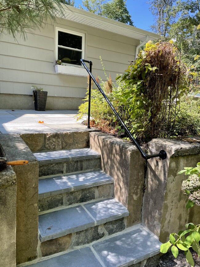 Escaleras al patio - 166 Center Rd
