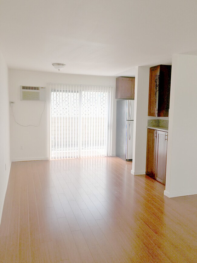 Foto del edificio - 8633 Wilbur Ave
