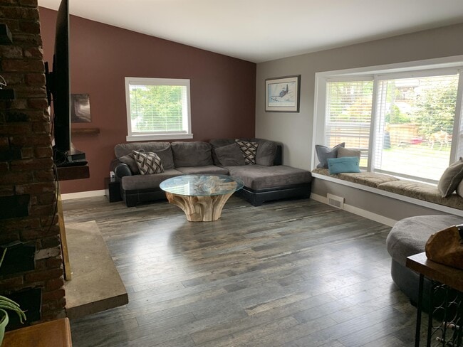 Building Photo - 110 Saker Pl