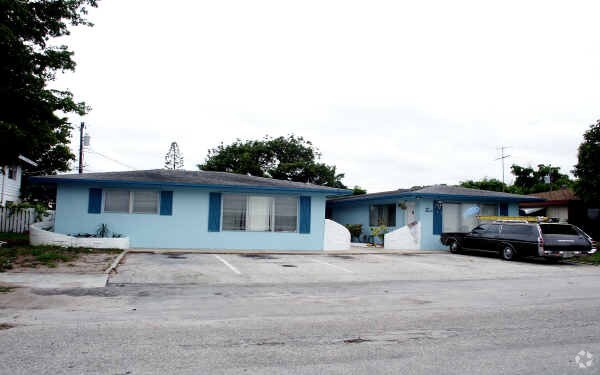 Building Photo - 1420 SE 3rd Ct