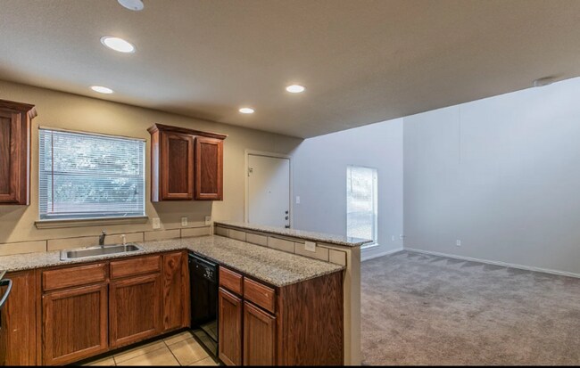 Foto del edificio - Spacious 1 Bedroom 1 Bath Available NOW