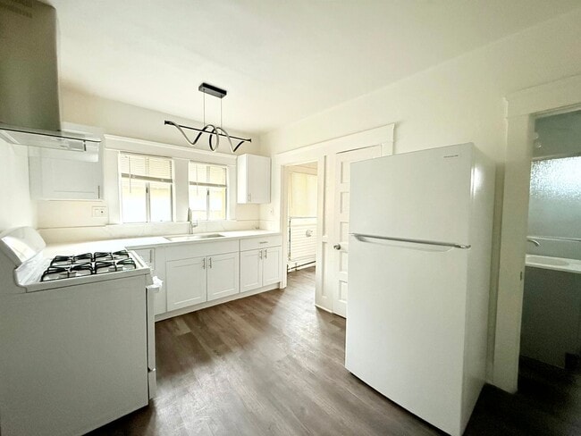 Building Photo - 1908-1910.5-19105 Daly St