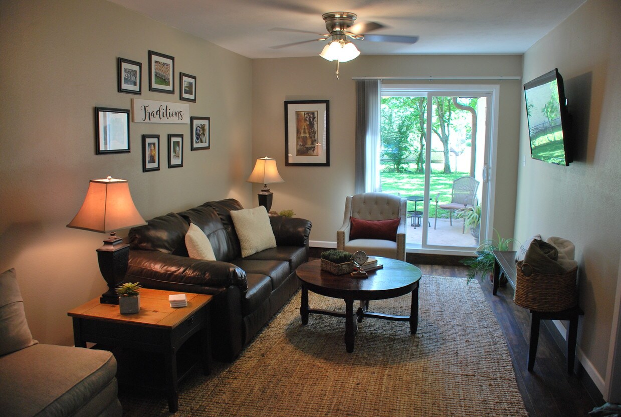 Living eoom - 1514 Pine Ridge Dr