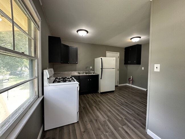 Building Photo - 2 bedroom house available now $750