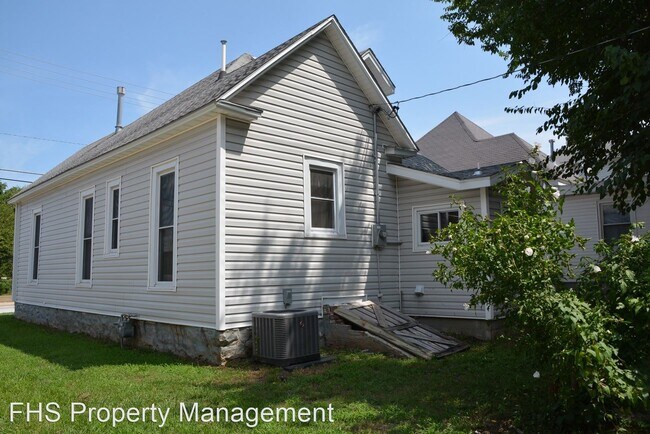 Building Photo - 3 br, 1 bath House - 516 W Division St
