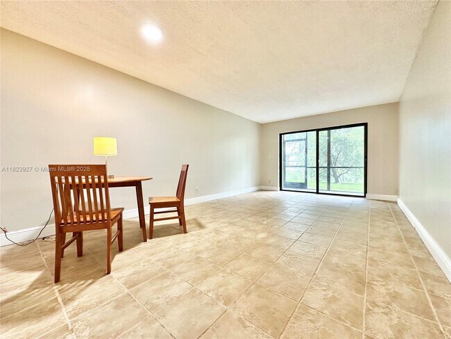 Foto del edificio - 8001 Fairview Dr