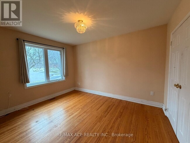 Building Photo - 48 Ronway Crescent