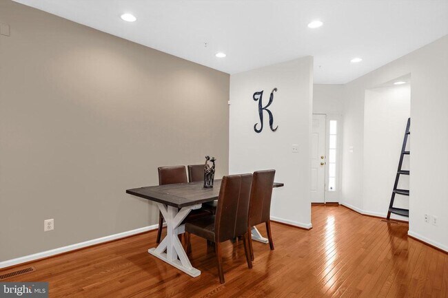 Foto del edificio - 4749 Thistle Hill Dr