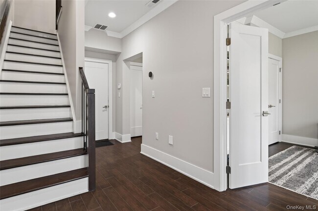 Foto del edificio - 348 Horseman Blvd