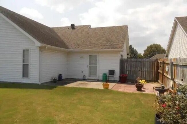 Foto del edificio - Beautiful 3 bed /2 bath home - Nettleton school district has a fenced back yard and 2-car garage
