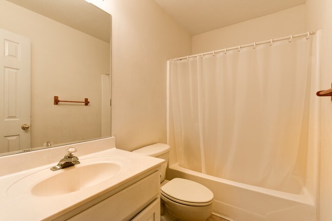 Building Photo - 1421 Western Oaks Ct