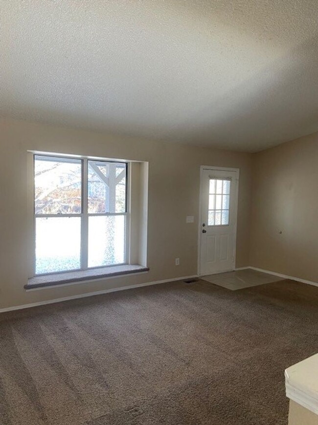 Building Photo - 616 W Dahlia St