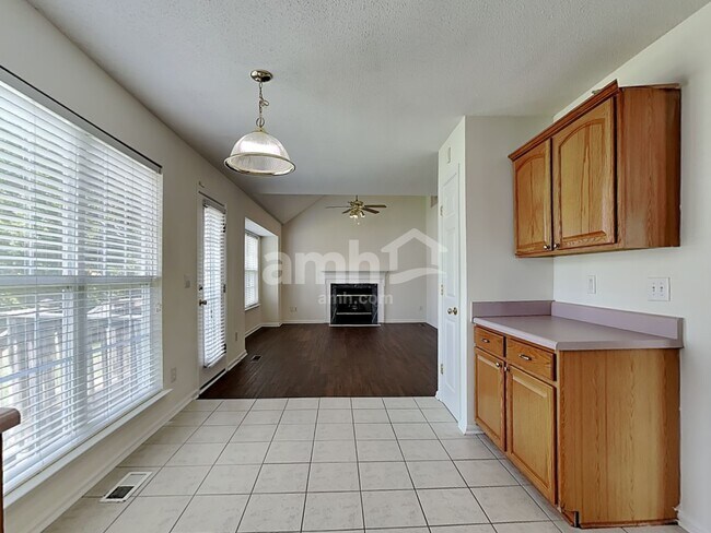 Foto del edificio - 1120 Birch Hill Dr