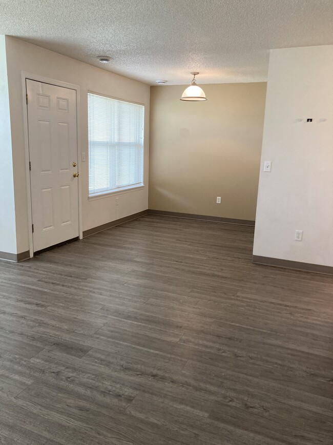 Dining area - Easten Townhomes