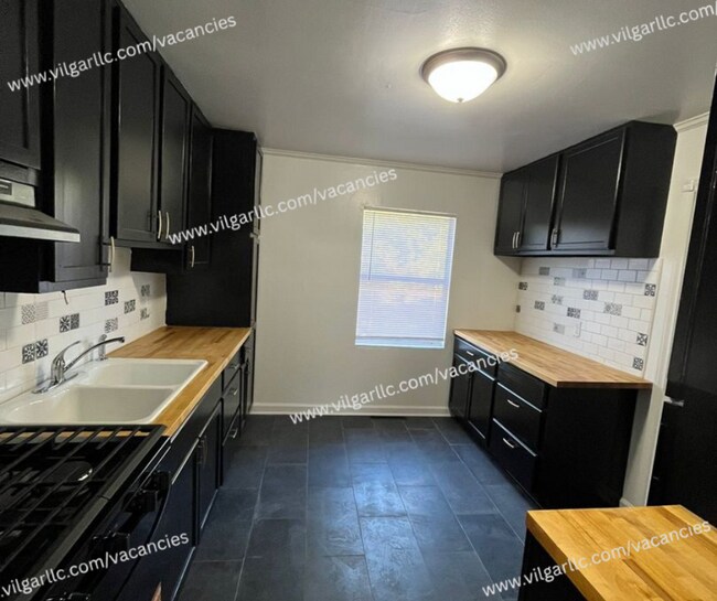 Foto del edificio - 3 spacious bedrooms, 2 full bathrooms home...