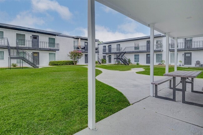 Building Photo - 1701 Johanna Dr