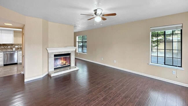 Foto del edificio - Lovely Upgraded 2-story Townhouse w/ Attached Garage, Guest Bathroom and Fireplace!